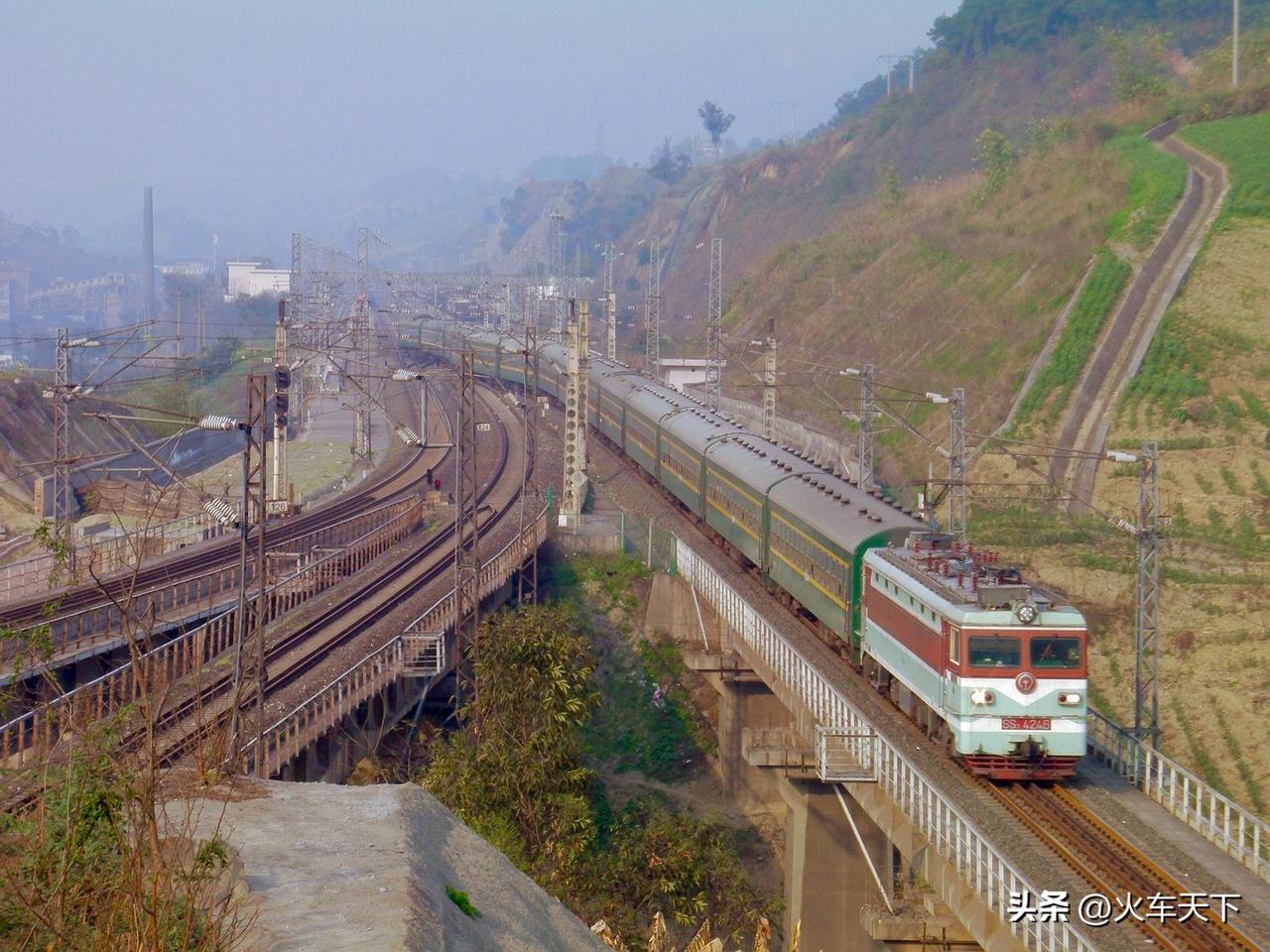 2013年春拍到的南充开往重庆的5607次列车，这车运行达成铁路和襄渝铁路。此车