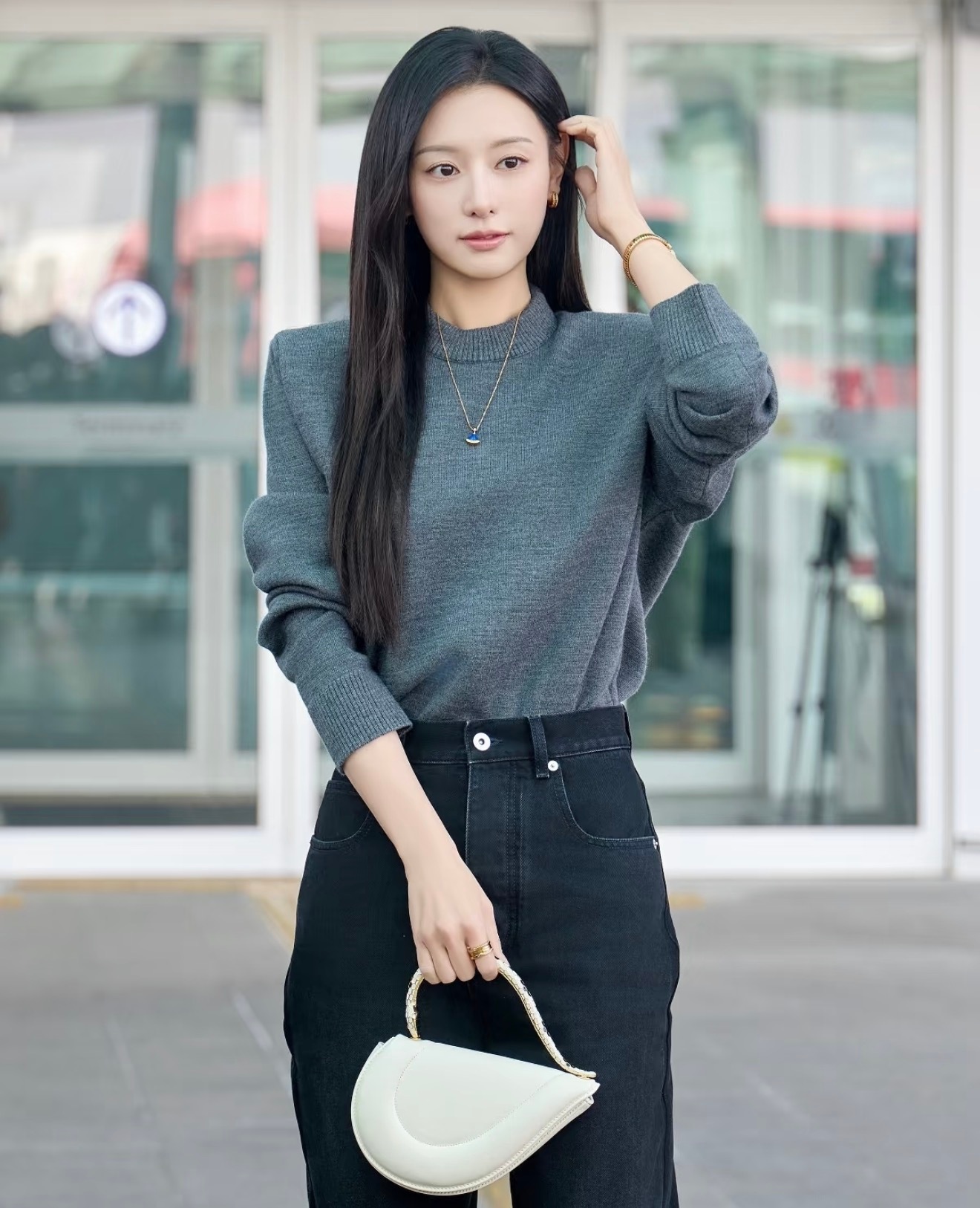 这居然是金智媛前一天机场照长这样！造型师的锅~ 