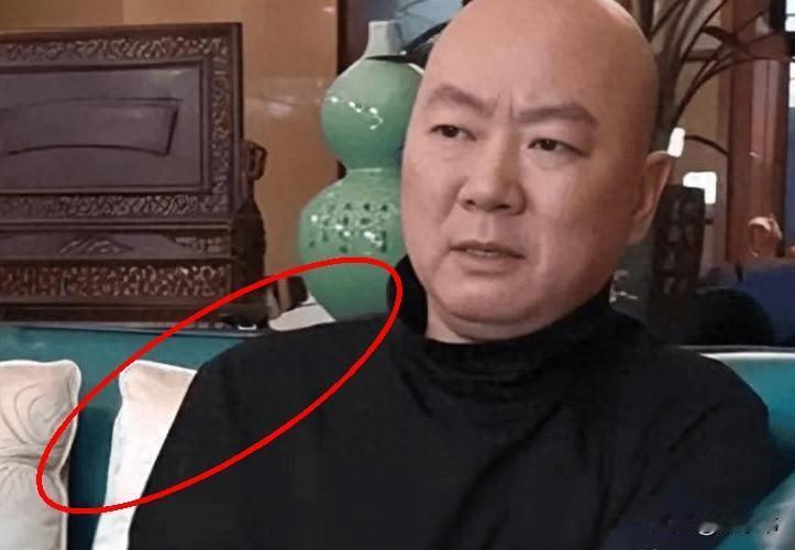郭冬临现在一个人住北京郊区，日子过得挺自在。

有网友说，这年纪不结婚没孩子，看