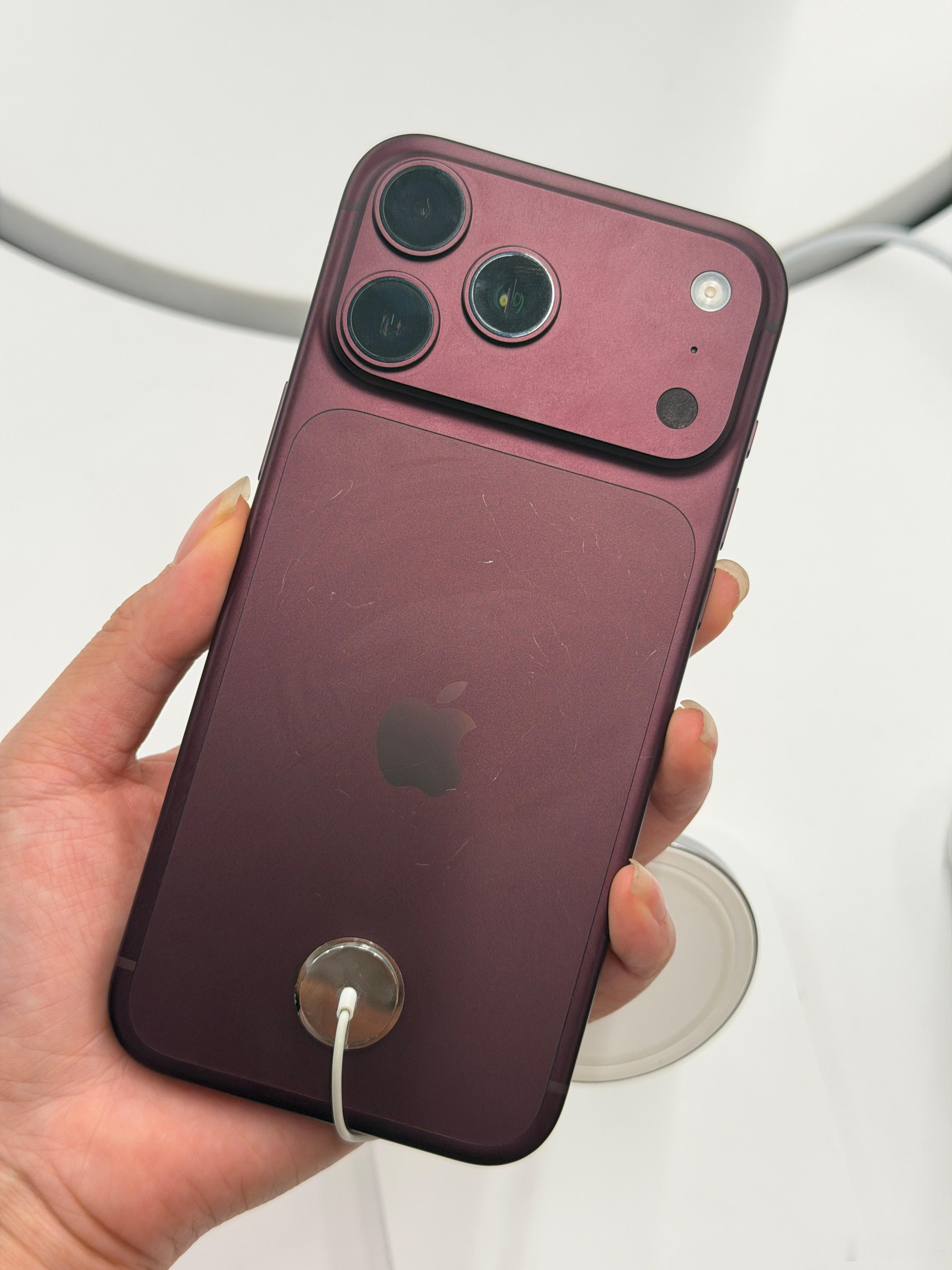 iPhone 18 Pro Max的门店样机已经这么多划痕了[笑cry] ​​​
