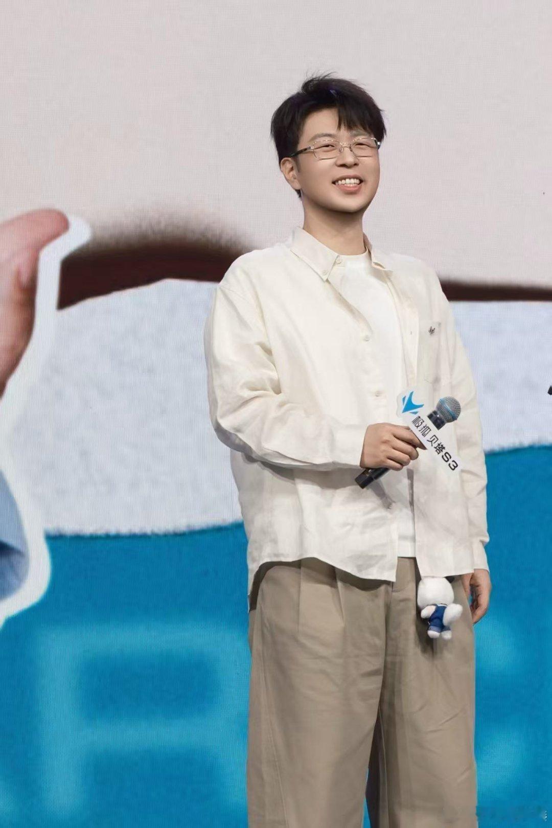 我看杜海涛也是风韵犹存浪漫未必需要昂贵礼物，杜海涛把爱意融进点滴小事。开车前往机
