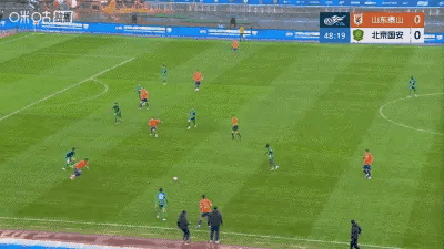 又是谢文能，为何防守又漏掉他了？
比赛第53分钟，克雷桑直塞，谢文能爆射破门！山