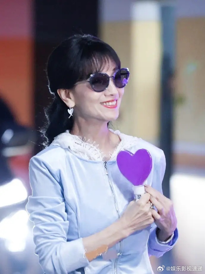 今天赵雅芝亮相成都机场，她这次穿了一身蓝色的运动装，看上去有种活力满满的感觉。赵
