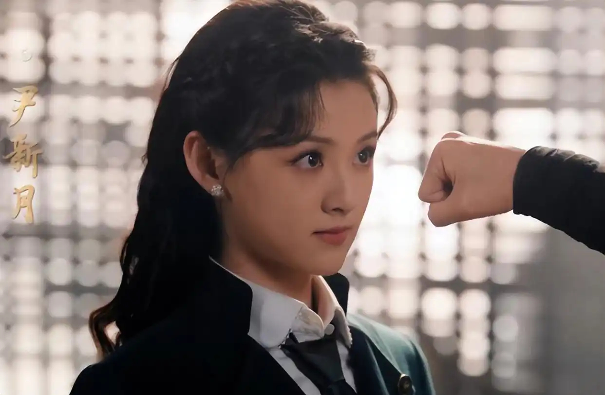 同样是演“尹新月”，把王奕婷和赵丽颖放一起看，高下立判，网友辣评：感觉新版像父女