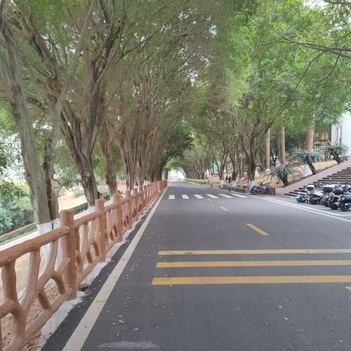 刚刚下楼扔垃圾，听到楼下一位母亲跟女儿撕心裂肺的争吵声。原因是女儿嫌弃天气太热，