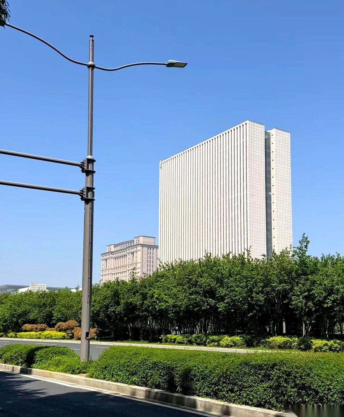 老公54岁，整整闲在家里一年多了。
每天除了泡壶茶，就是瘫在阳台刷手机。
换别人