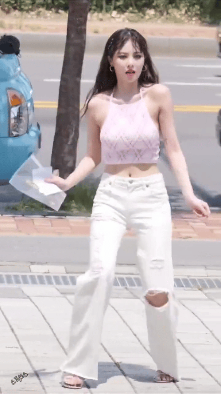 原来这个上车名场面就是瘦泫雅
现在终于知道蒋欣有多可怜了
胖成右图才98斤就那么