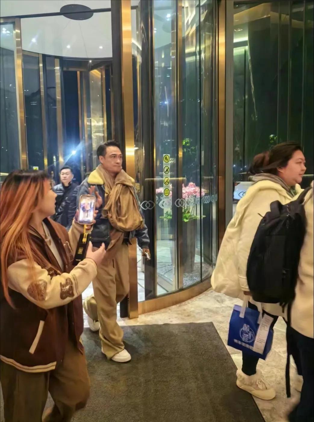 杭州一家酒店偶遇吴镇宇，谁能看出来他都62岁了啊！本人个子特别高，一米八好有气场