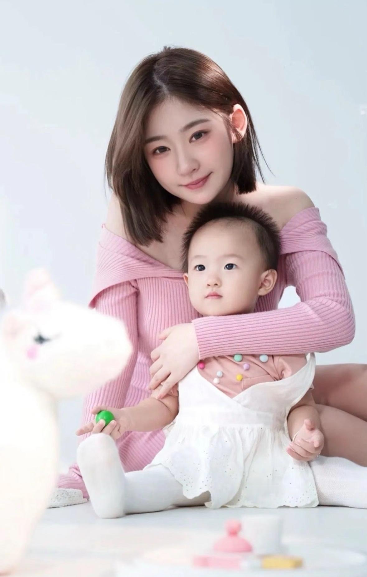 黄一鸣在童锦程被曝非婚生子，遭女方索要220万元抚养费时，称童锦程每月给5000