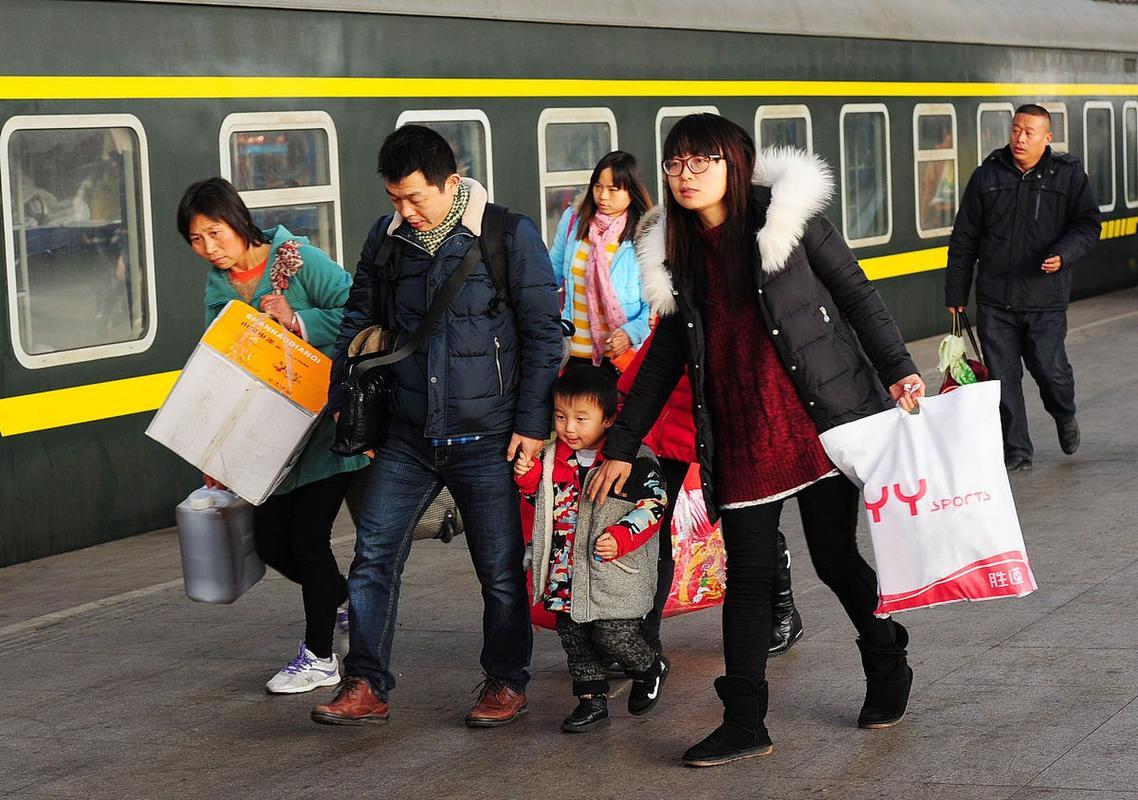 奉劝大家一句，回村过年，该装穷的时候千万别逞能。

这事儿就发生在我们邻村，说起