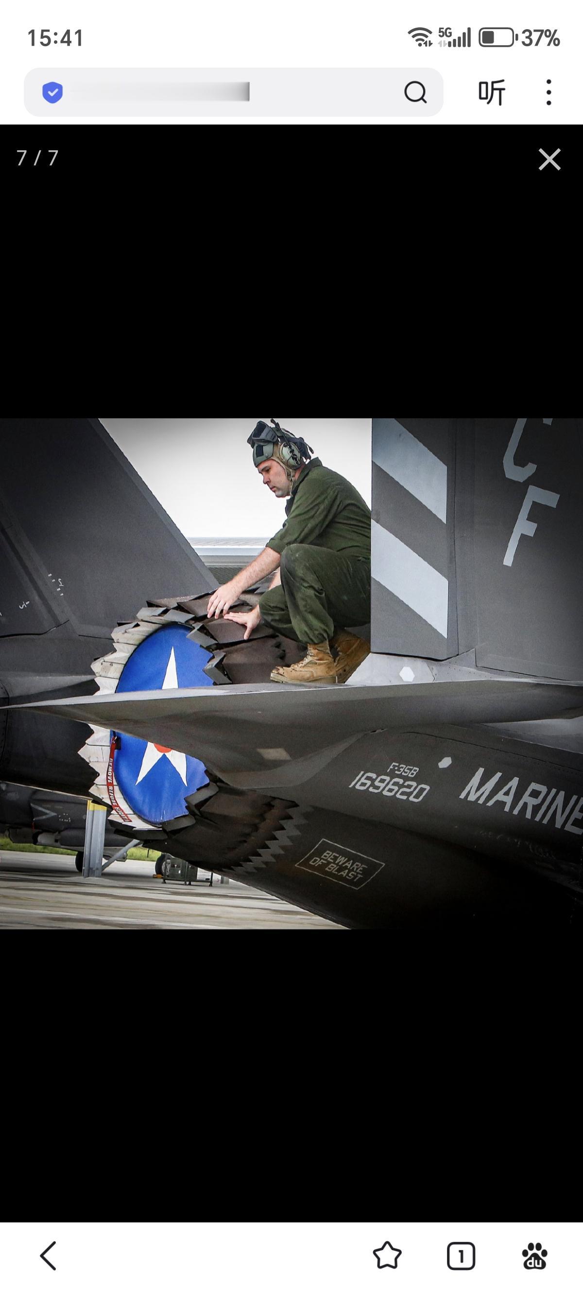 美国海军陆战队的机务清洗F-35B隐形战斗机，跟网友自己洗车的步骤差不多。
唯一