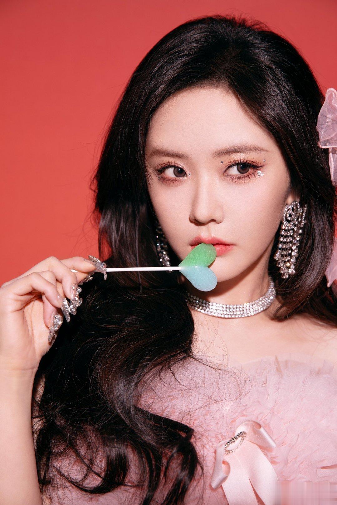 #硬糖少女303##王艺瑾# 今日份糖妹新鲜物料王艺瑾生日音乐会新定妆照一组从曝