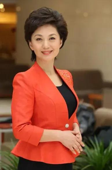 大气的海霞，主持风格稳重，高级。