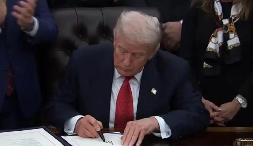 消息传得沸沸扬扬，特朗普原定于2026年4月的访华行程，现在因为一纸合同恐怕要泡