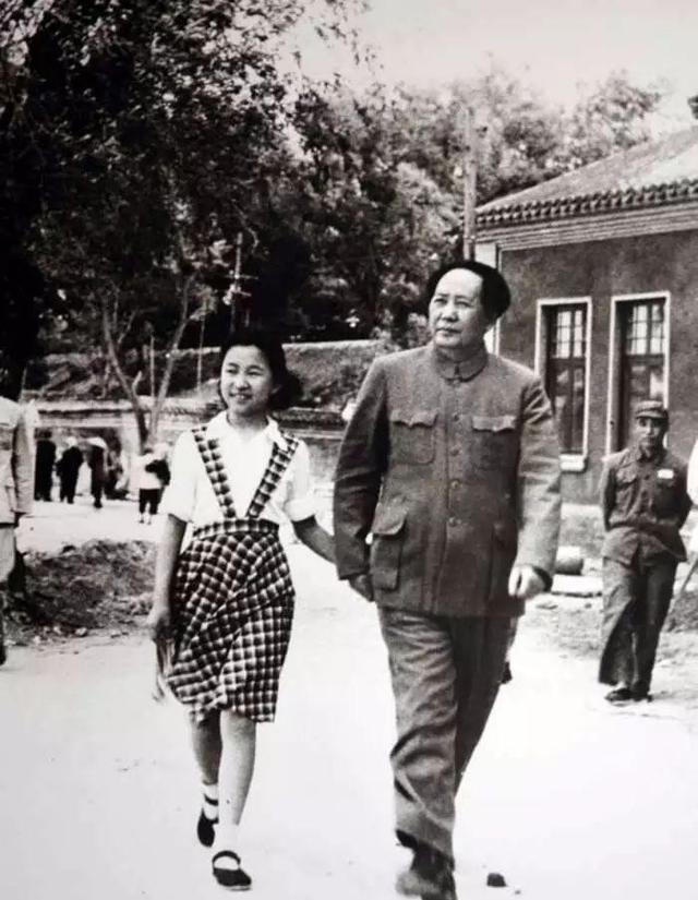 开国领袖们每月能拿多少工资，一直备受关注。令人意外的是，共和国缔造者毛主席竟和今