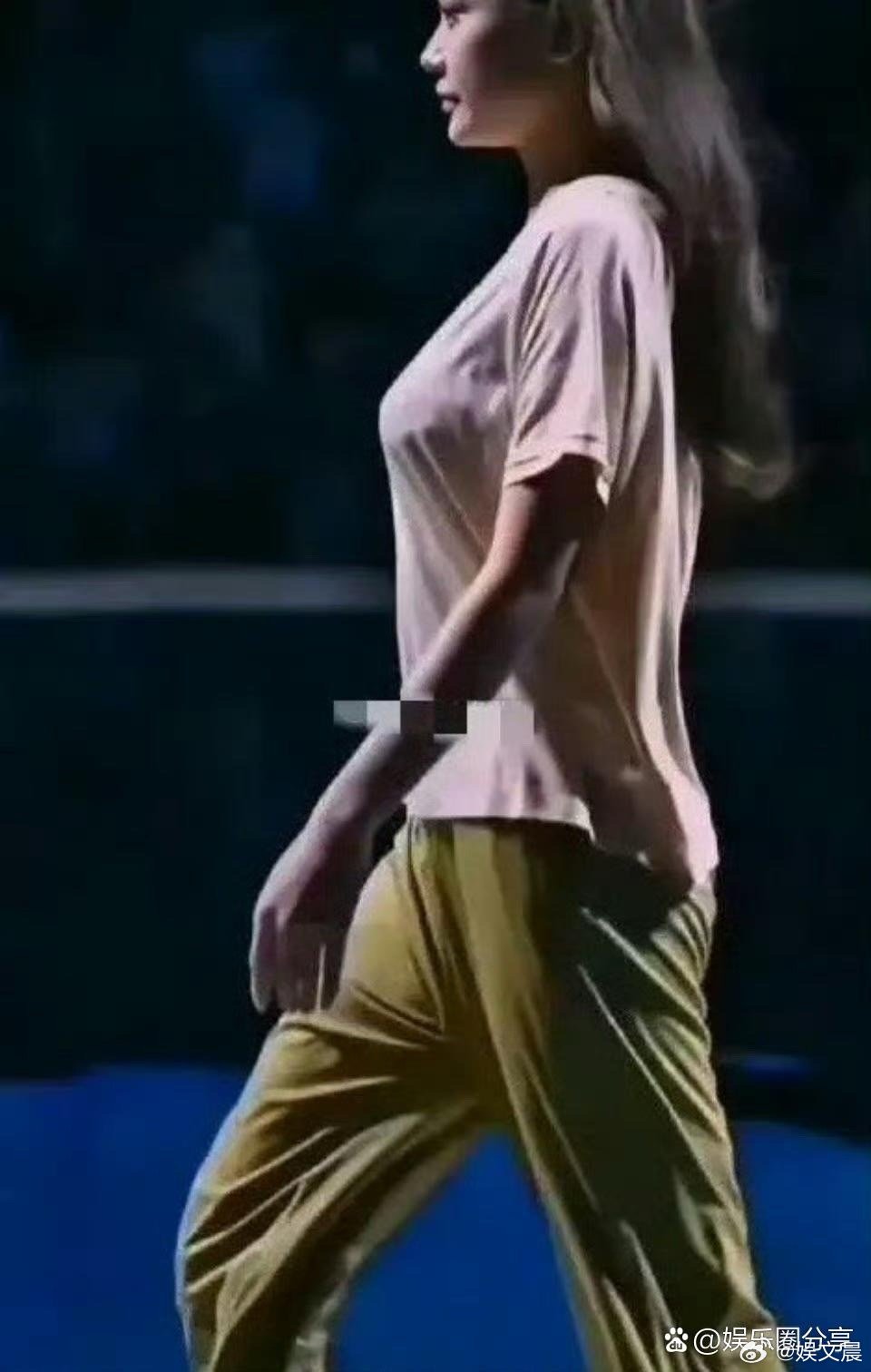 郝蕾身材气质真的太顶了！简简单单一件套头衫，都能被她穿出高级感与氛围感～ 