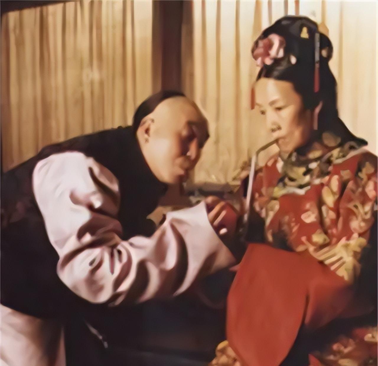 1896年，慈禧太后身边的小太监寇连材被押送刑场。

临刑前，他从容不迫，整理好