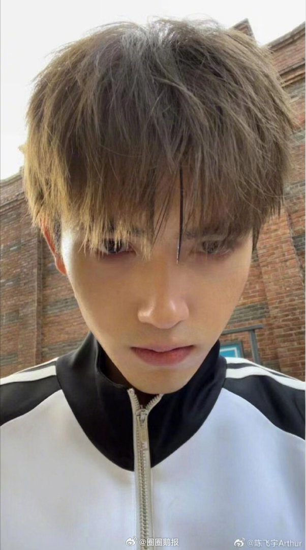 穿校服的陈飞宇陈飞宇校服路透状态 谁懂啊? 陈飞宇穿校服的样子太心动了！白衬衫衬