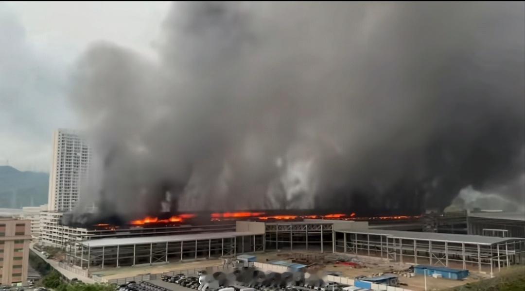 网传深圳某车企停车楼发生火灾，这势头有点猛烈啊😱😱😱日常分享新能源汽车