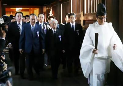 既然日本全民性的无耻执意要参拜靖国神厕，那中国也不必给他脸，把当年审判日本战犯的