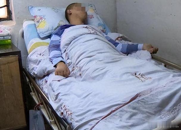 男子意外全身瘫痪女友照顾600多天那一年他摔下山崖，再醒来时，世界只剩一片白——