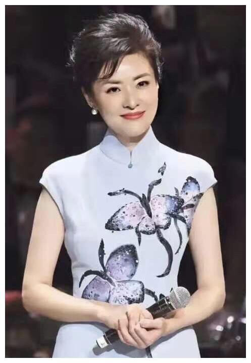 2002年，周涛回到家中看见在厨房开心做饭的丈夫，心里十分厌烦，思索良久终于对丈