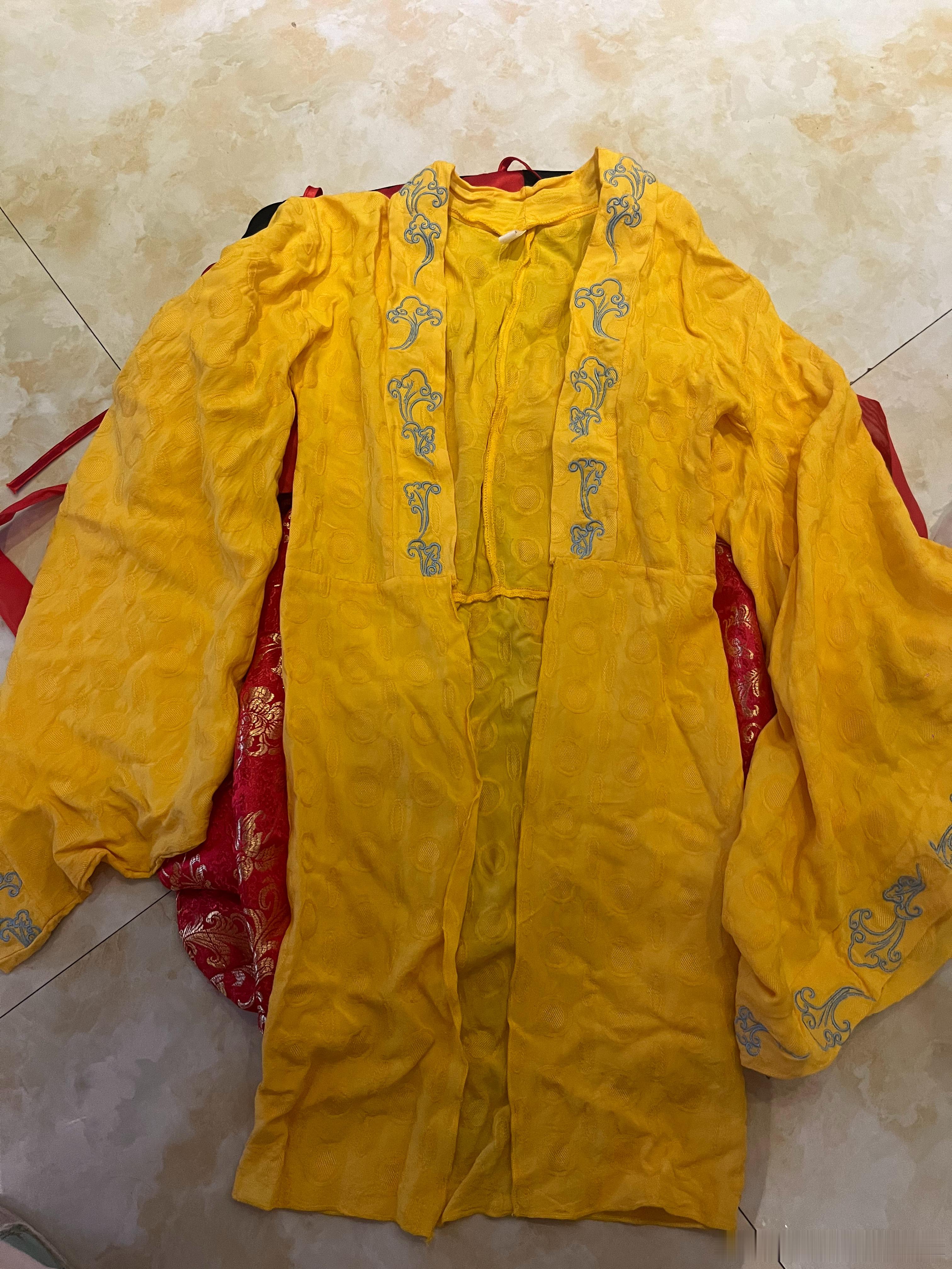 曦宝去北京的第 天前天挂出去的女儿国国王表演服昨天晚上卖出去了不知道她回来会不会