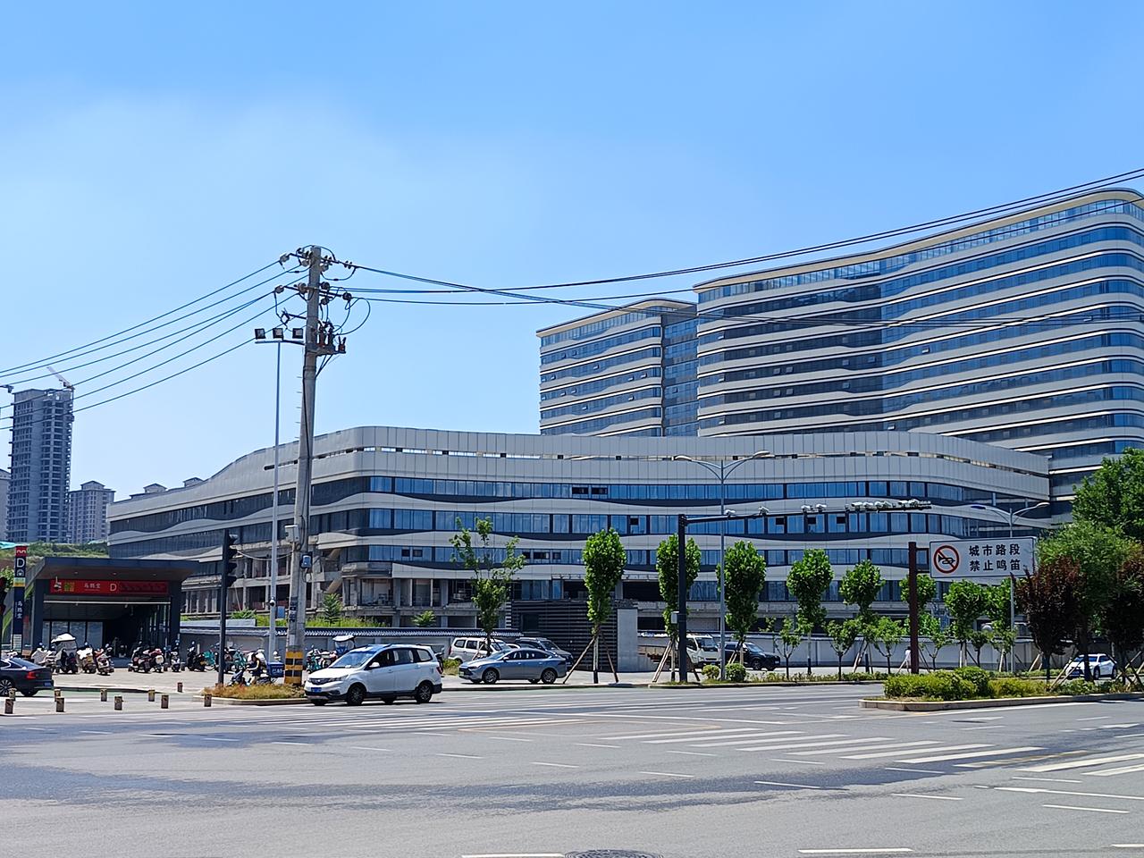 马腾空地铁口，曲江新区医院。

曲江新区医院还没有正式开业接诊，仍处于建设收尾与