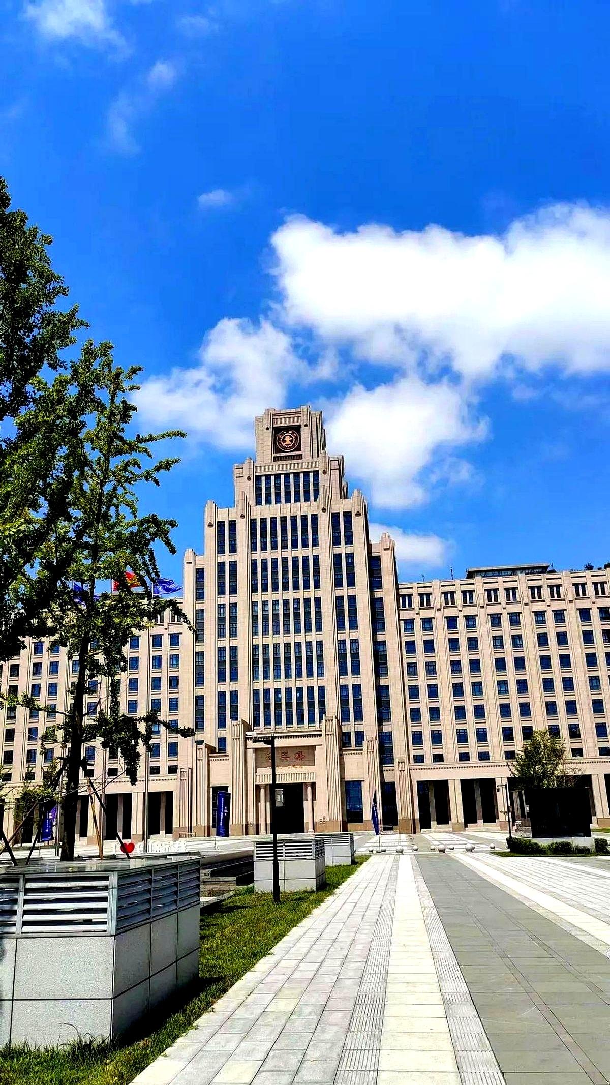 全省排名前800，本该是全村的希望，结果我同事这两天愁得烟都多抽了两包。
他盯着