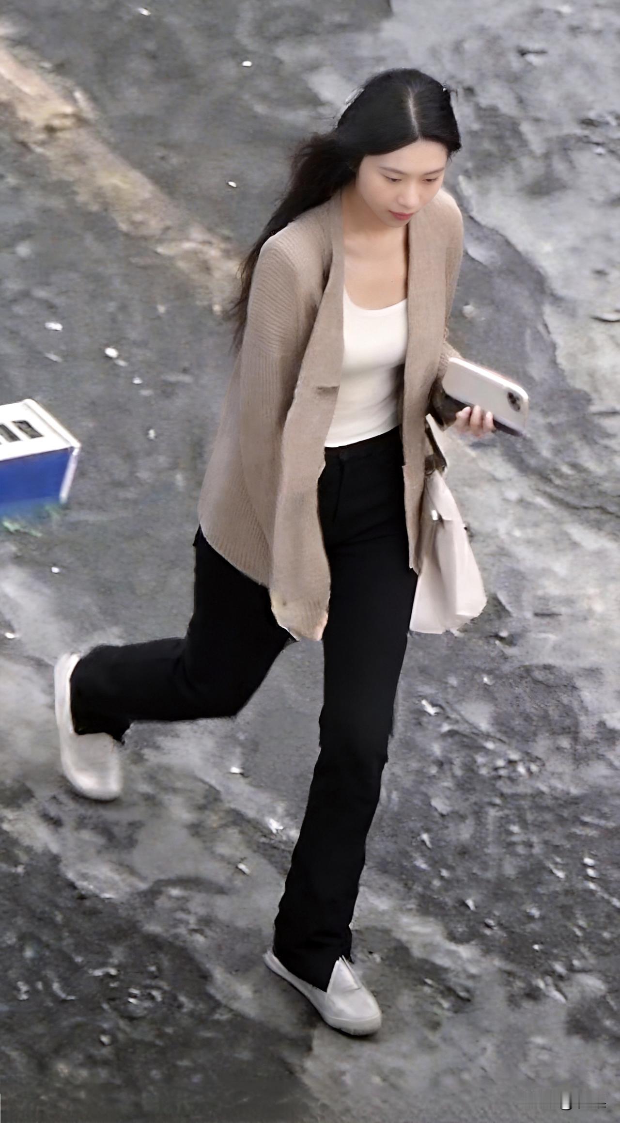 米色开衫+黑色裤装，简约又时尚，搭配白色运动鞋，轻松出行！👟💃🏻