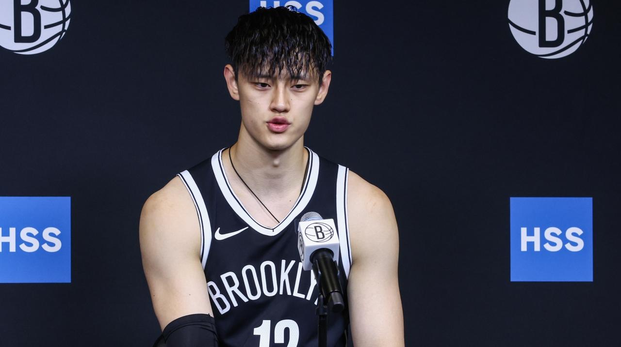 曾凡博真的不受篮网主教练待见啊，在今天的NBA季前赛中，篮网123-88大胜耶路