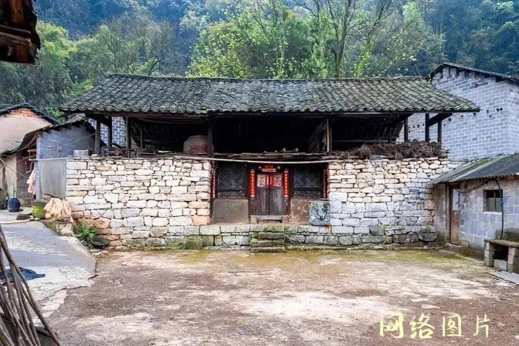 鸡鸭无影犬不闻，

枯蓬杂草掩柴门。

灶台满尘已冷清，

尾句________