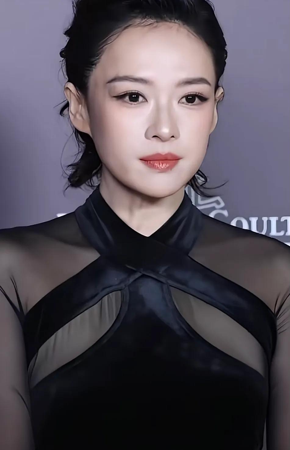 这就不是本人。
腮帮子里吃什么呀？变了好多啊，腮帮子两坨肉往下坠，好像变了点样了