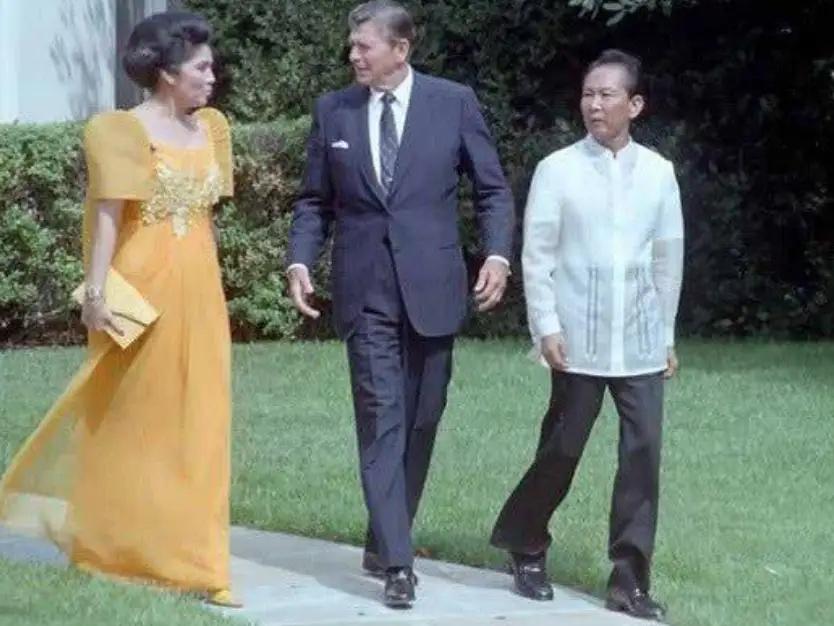 他"顺"了国库100亿美全。

为了让老百姓吃饱肚子，他"愁"白了头，同时偷偷往