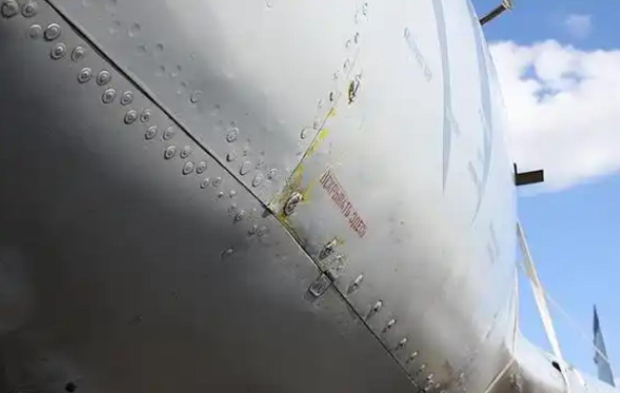 飞机为什么要用铆钉，而不是焊接？这么说吧，用焊接造飞机相当于拿502胶水粘航天飞