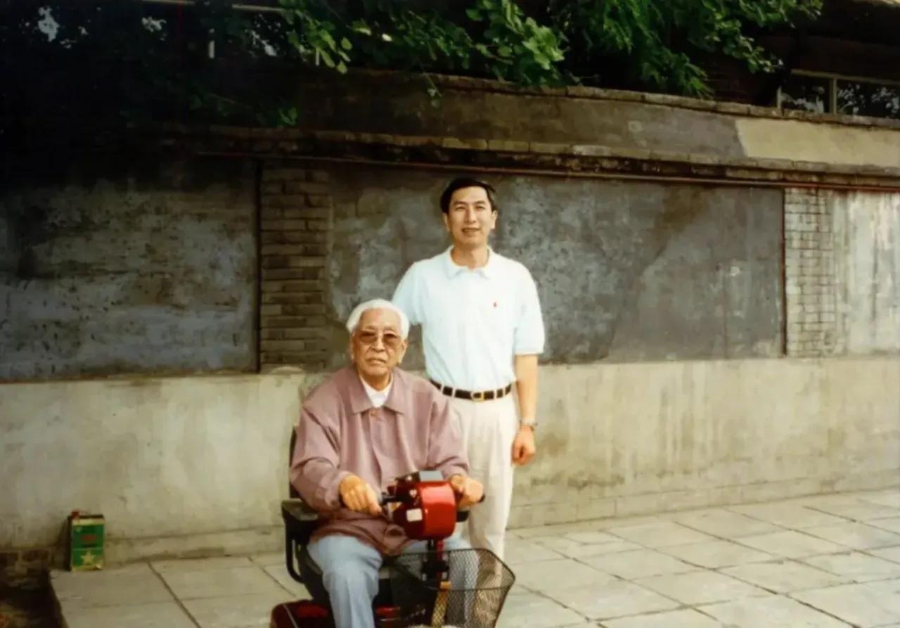 1996年，耿飚和儿子耿志远，在寓所院内，一张罕见的留影，从照片中我们可以看到，