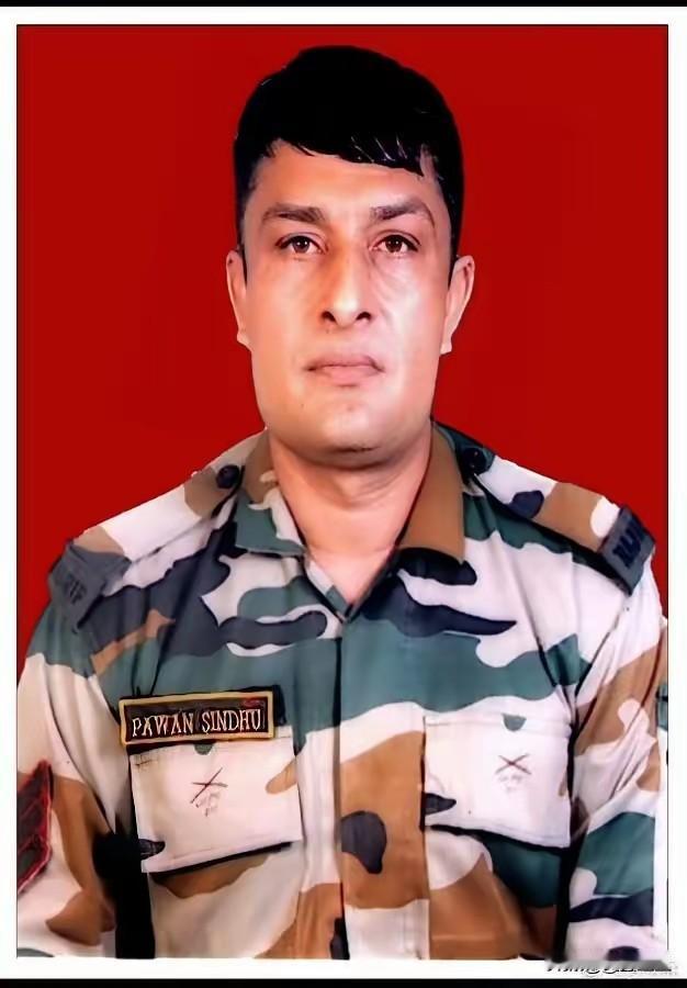 照片上这位是印度陆军第13 拉吉其塔那骑兵团的一名44岁的士兵。据印度时报报道，