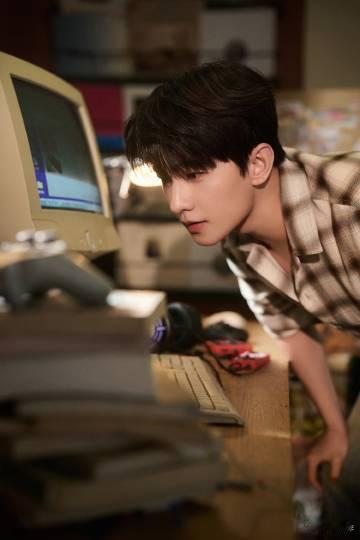 一瞬间分不清是肖奈还是杨洋 当杨洋沉浸在游戏中，肖奈大神仿佛就在眼前，他帅气又专