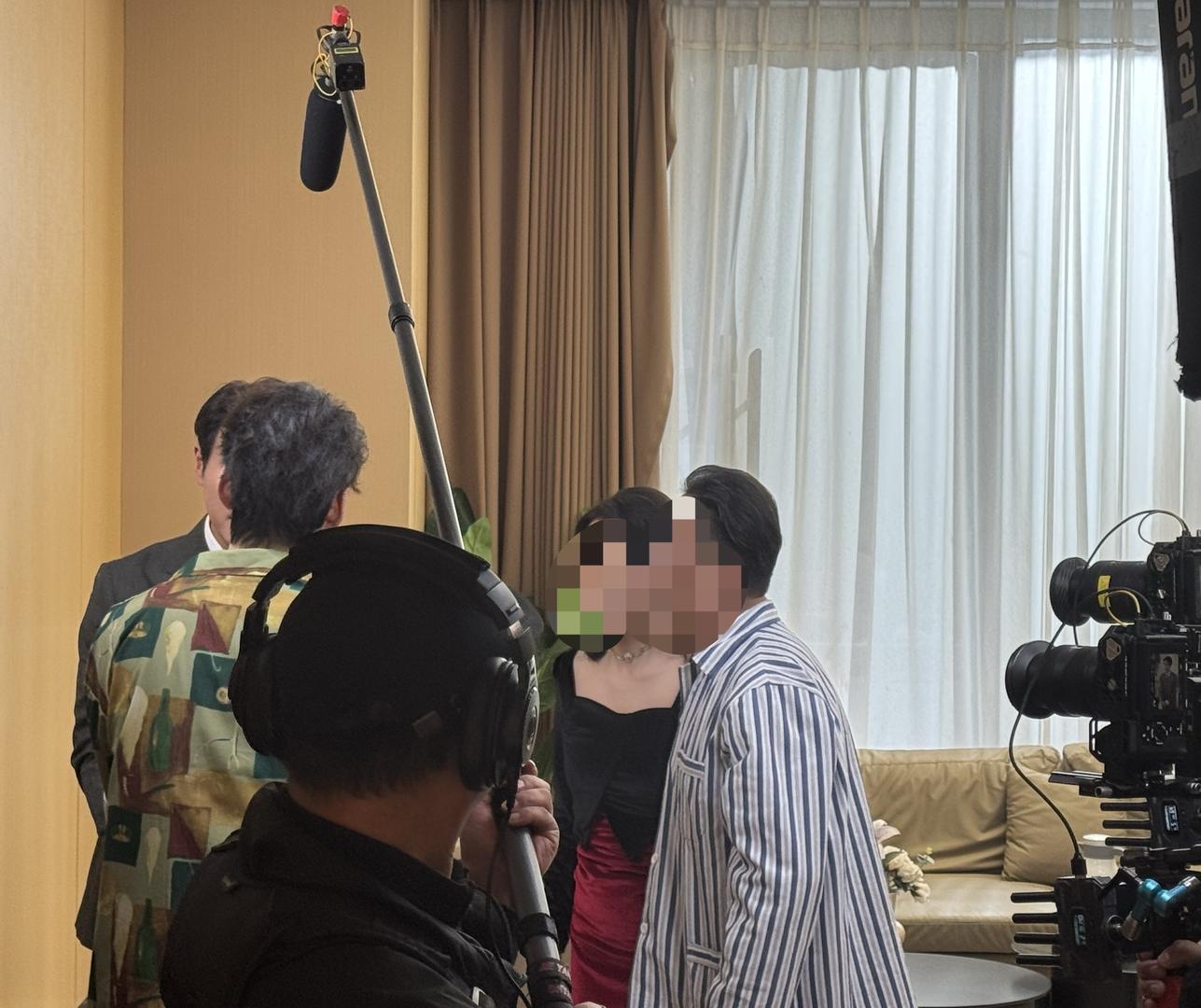 日薪300元招特约演员,进组拍戏先交近万元集训费?业内人士揭短剧演员招募利益链