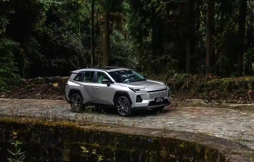 威兰达AIR版新车无论是通勤代步，还是家用出行，长途驾驶都能感受到驾乘的越级舒适