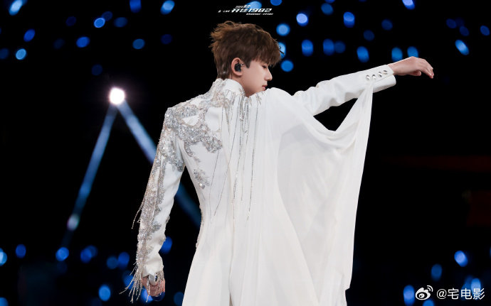 张杰[超wise]张杰鸟巢机器人演我上班 摸鱼蹦迪、动作错乱，最后还得被拎走，打