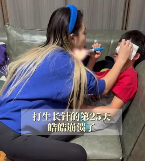 冉莹颖儿子打生长激素25天情绪崩溃 没想到让皓皓下定决心继续扎针的原因，居然是同