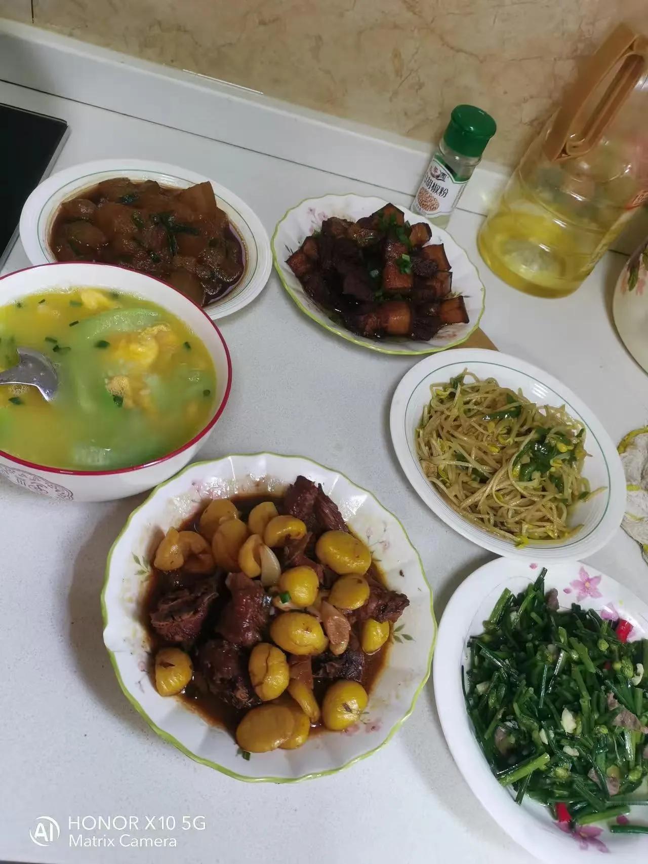雇主要定家规，每餐吃什么要“点菜”，不能以为请阿姨回来做饭她就会解决问题，她必需