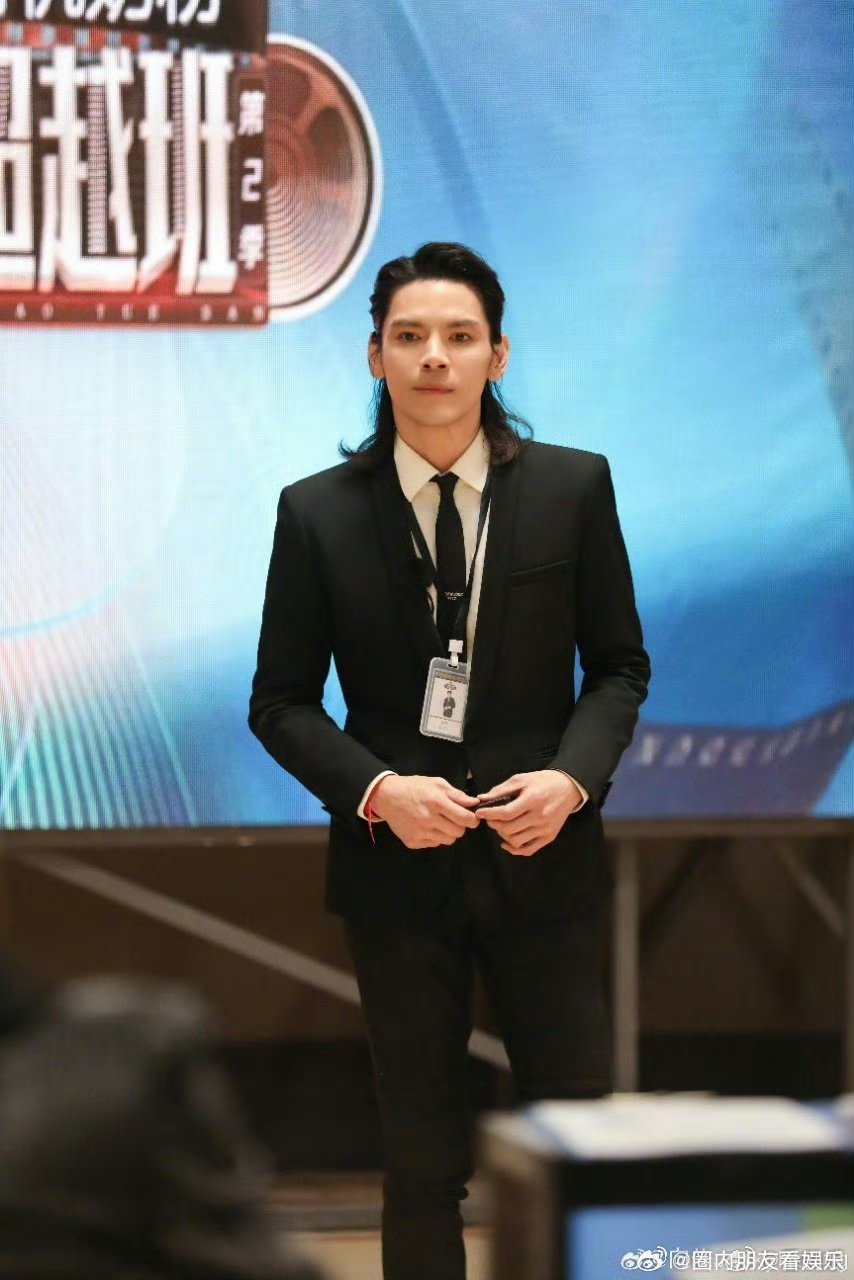 向佐回应被向华强蹭流量 向佐发文温柔化解网络争议，他觉得拿流量衡量父子相聚太过冰