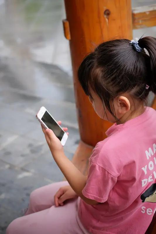 孩子玩手机成瘾确实让人烦与生气，我给孩子定下规则在完成作业和任务后玩1小时。这样
