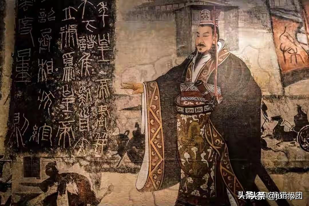 你发现没有，一个特别拧巴的事儿。

秦始皇当年挥挥手，书同文，车同轨，六国文字全