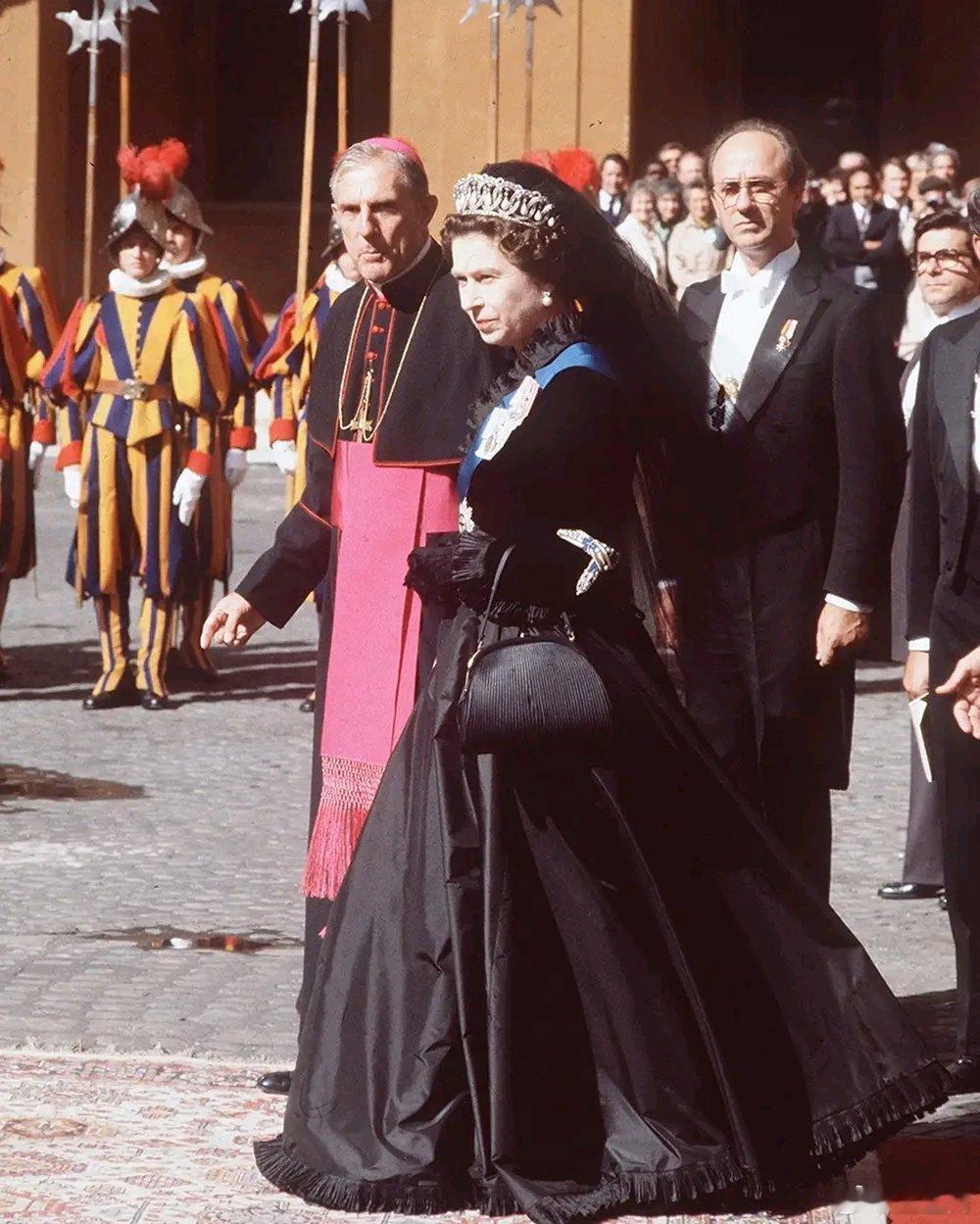 英国王室 🇬🇧1980年10月17日，已故伊丽莎白女王访问意大利梵蒂冈。世界