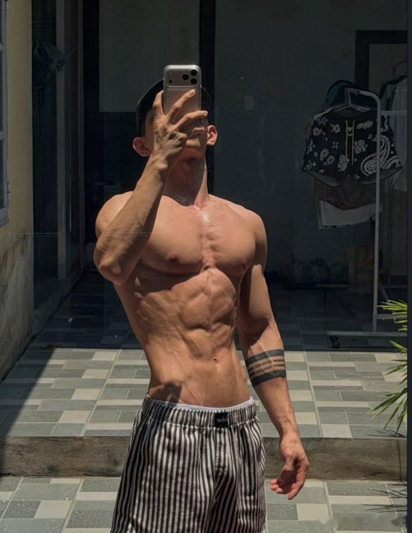 早晨睁眼第一件事，看帅哥，晚上闭眼前最后一件事，看帅哥[努力][努力][努力] 