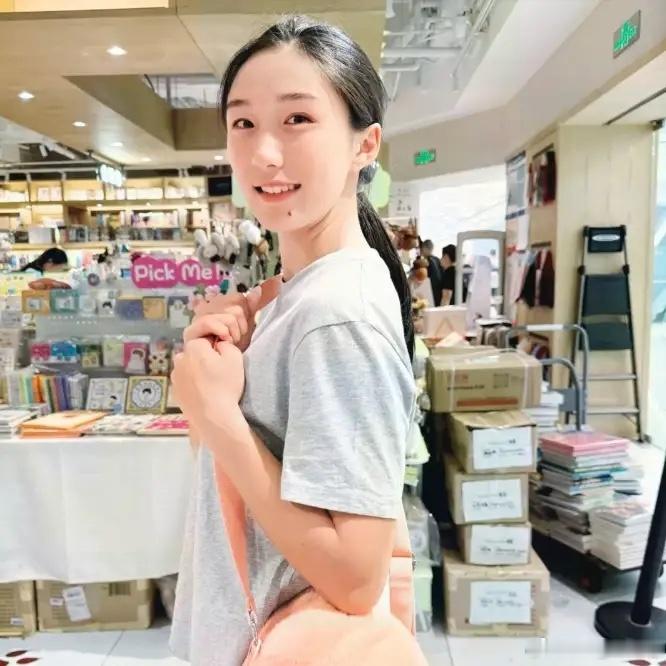 陈妤颉说想考进喜欢的大学，留在爸妈身边。她其实不用考。亚运冠军，保送资格已经到手