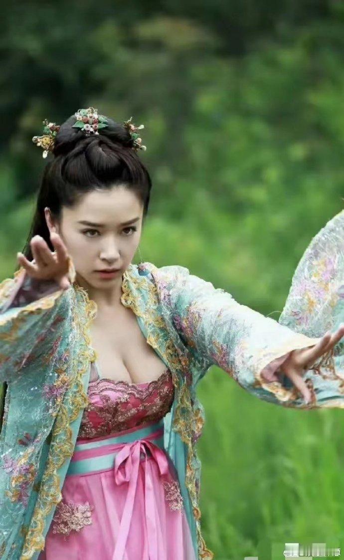 古代有女人会这么穿？？ 不是说古代很保守吗？为什么演的古装剧，把衣服制作成这样 